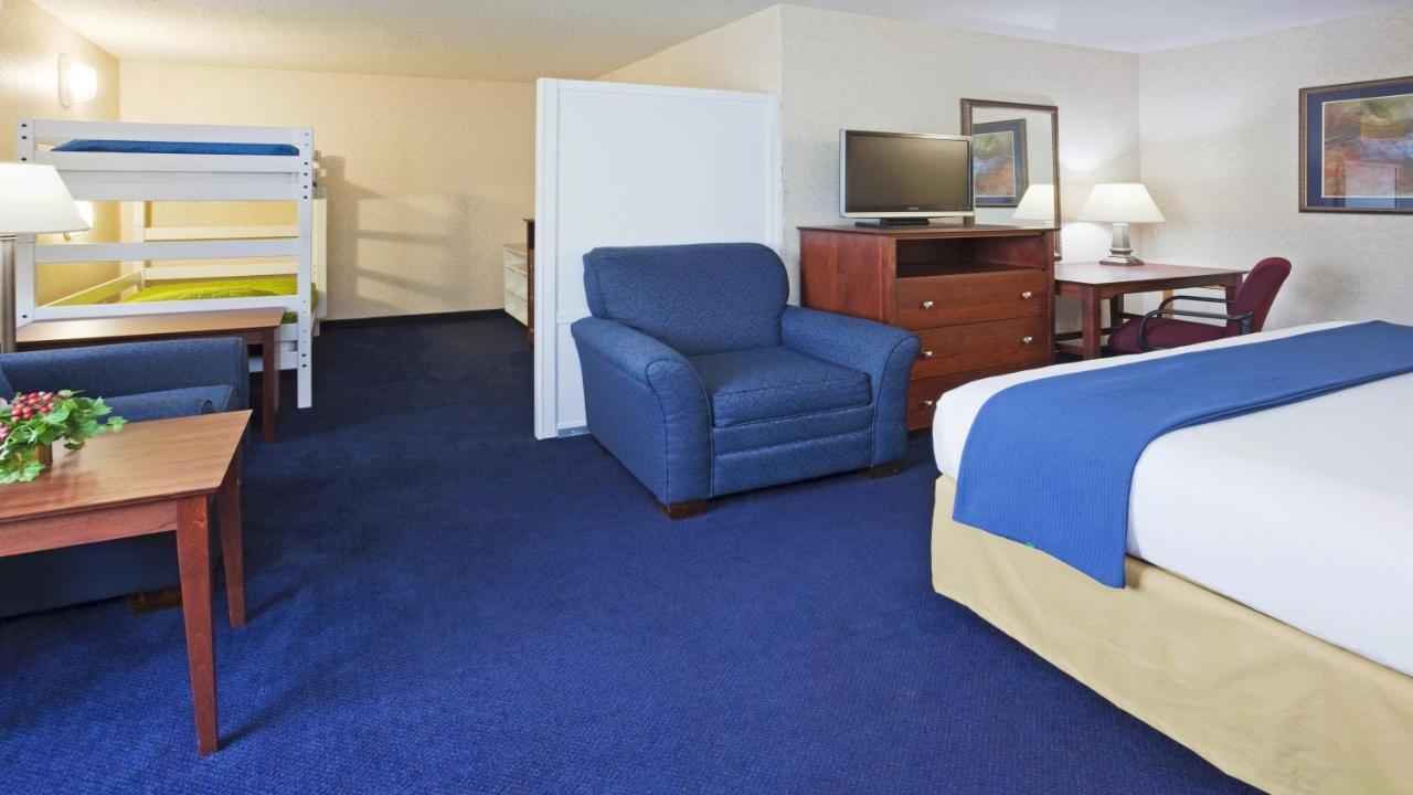 Holiday Inn Express Deforest By Ihg Buitenkant foto