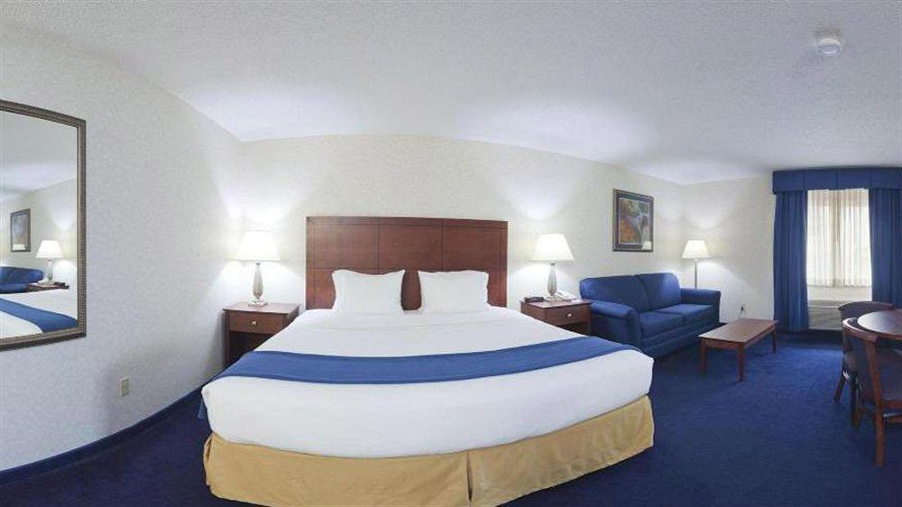 Holiday Inn Express Deforest By Ihg Buitenkant foto