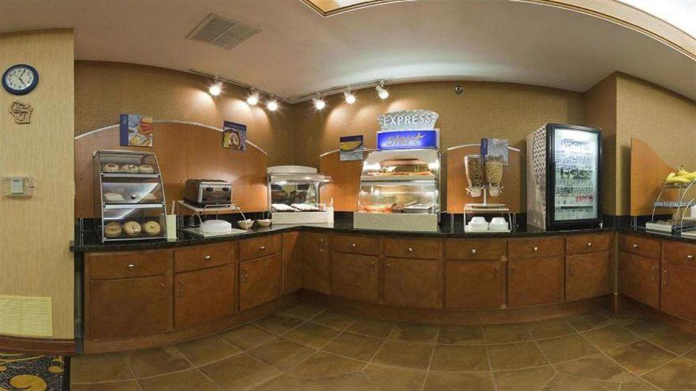 Holiday Inn Express Deforest By Ihg Buitenkant foto