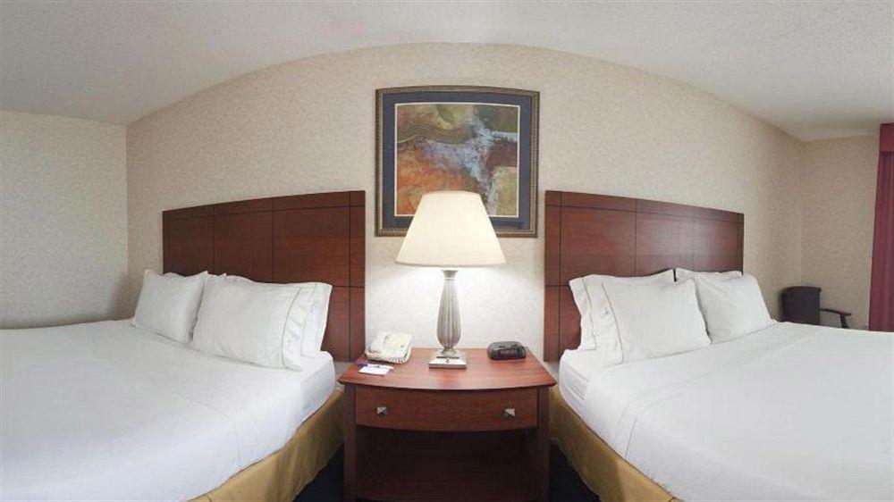 Holiday Inn Express Deforest By Ihg Buitenkant foto