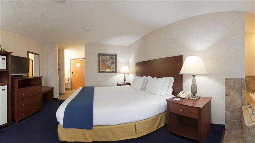 Holiday Inn Express Deforest By Ihg Buitenkant foto