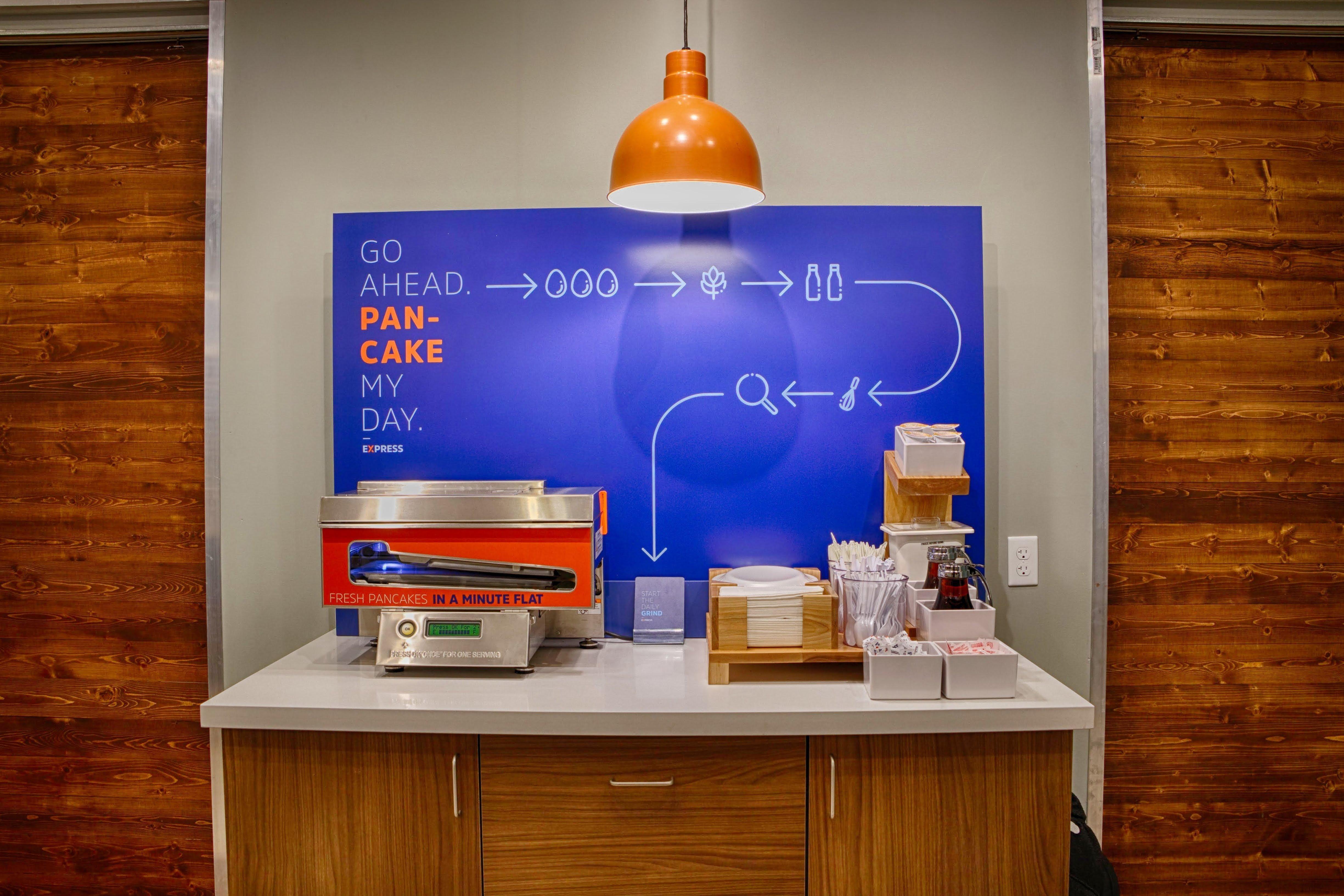 Holiday Inn Express Deforest By Ihg Buitenkant foto
