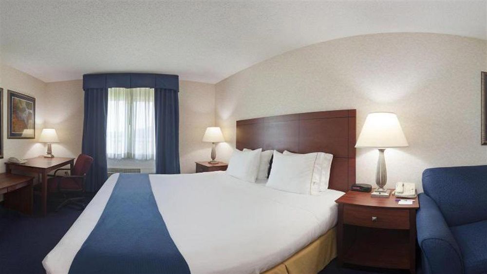 Holiday Inn Express Deforest By Ihg Buitenkant foto