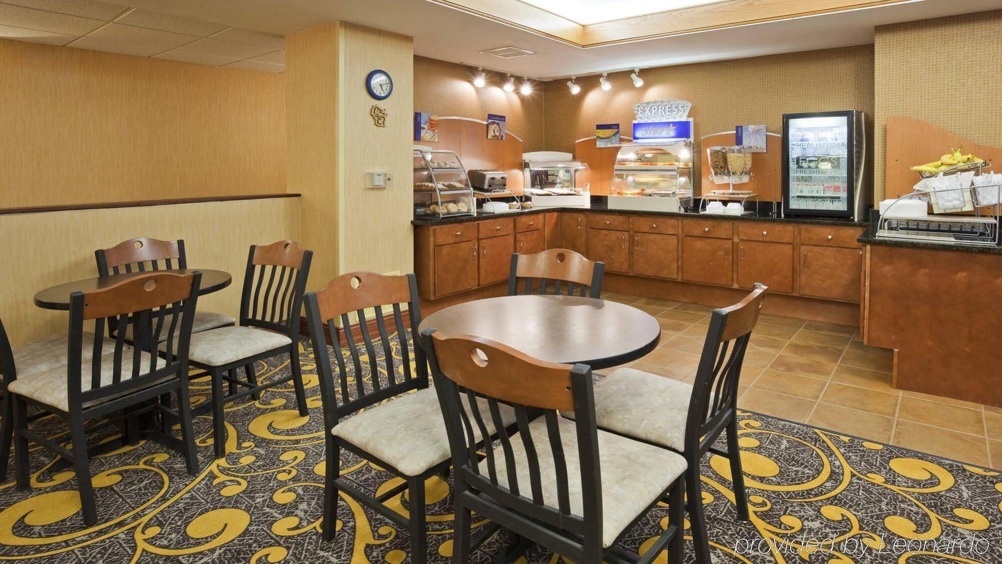 Holiday Inn Express Deforest By Ihg Buitenkant foto