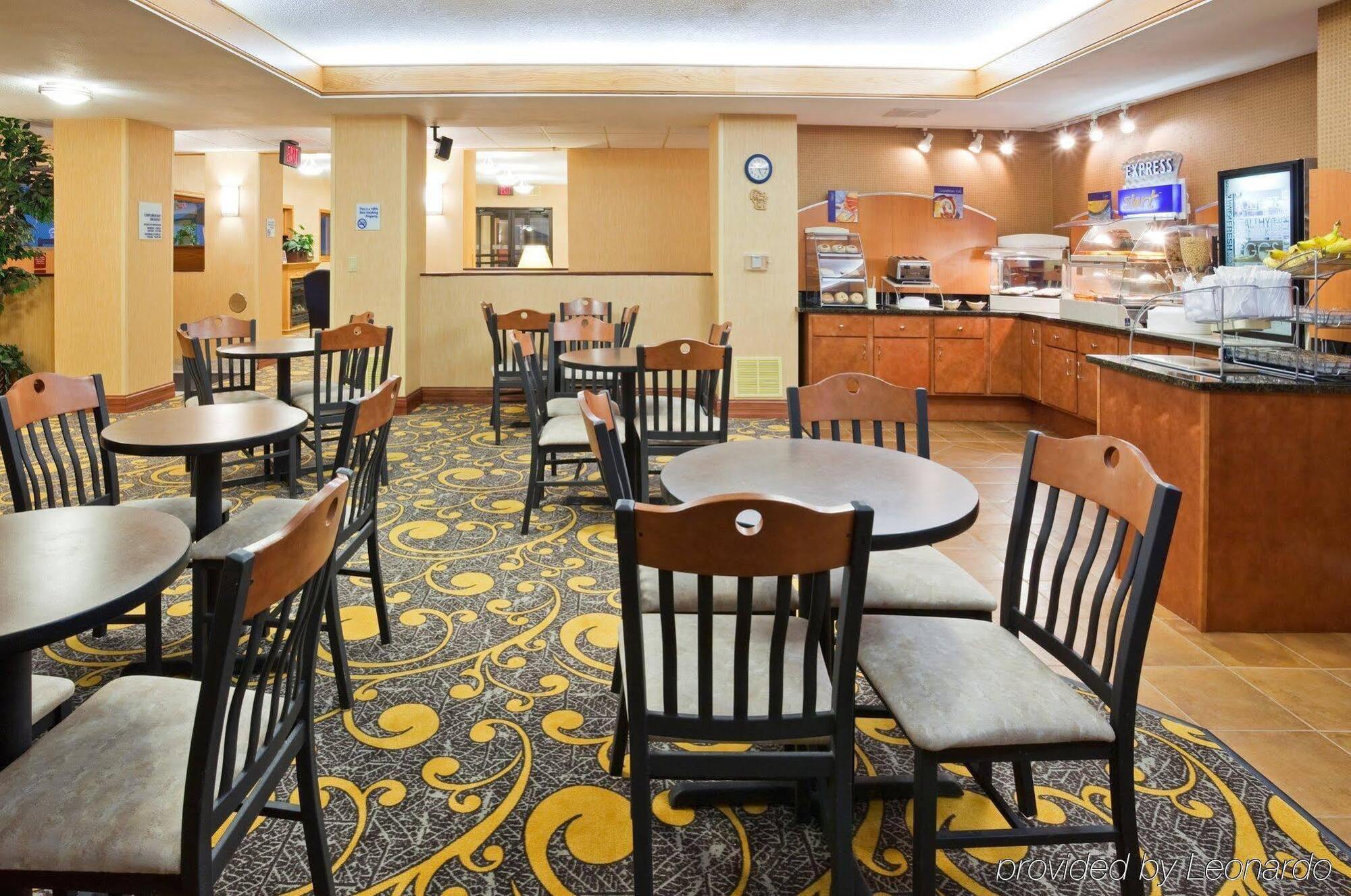 Holiday Inn Express Deforest By Ihg Buitenkant foto